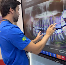 Lousa digital mostrando radiografia em feira de odontologia