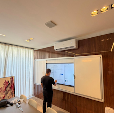 Quadro Híbrido instalado em sala de reunião